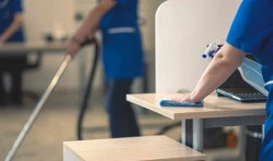 Service de nettoyage pour prendre en charge les salles de classe d'une école   